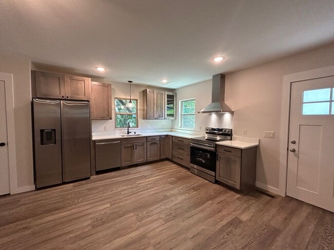 Building Photo - West AVL - 1/1 Like New Duplex