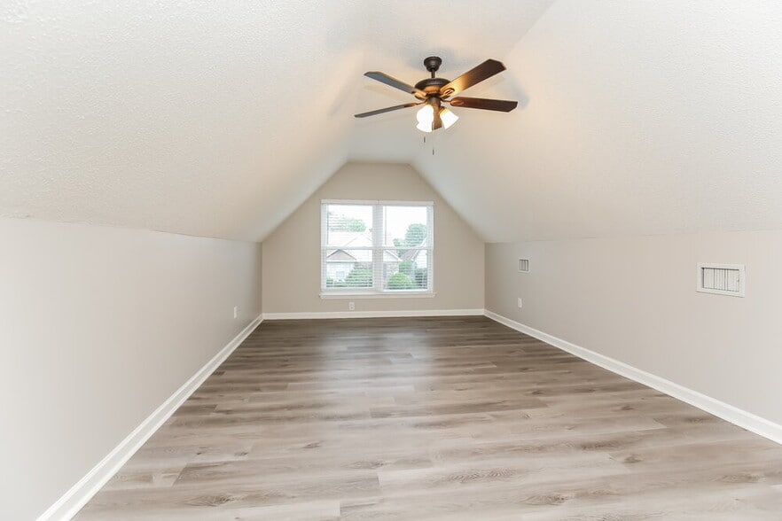 Building Photo - 6628 Shadyview Dr