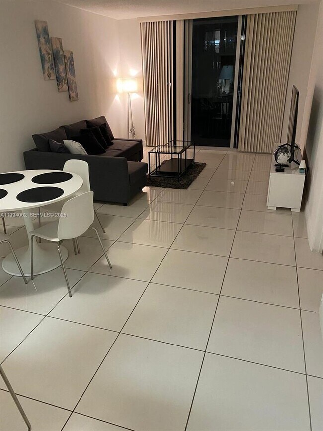 Building Photo - 1750 N Bayshore Dr