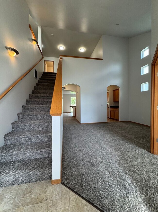 Building Photo - Large 4 Bed Rental in Established Neighborhood