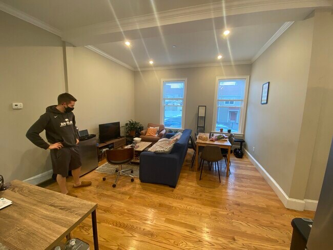 Building Photo - 183 River St