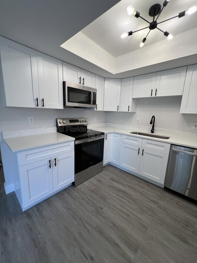Building Photo - 916 Robinhood Ct