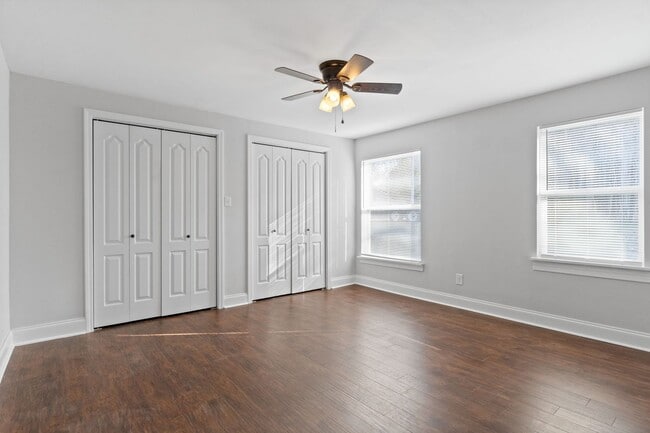 Building Photo - 136 W Rossview Rd