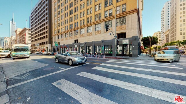 Building Photo - 215 W 7th St