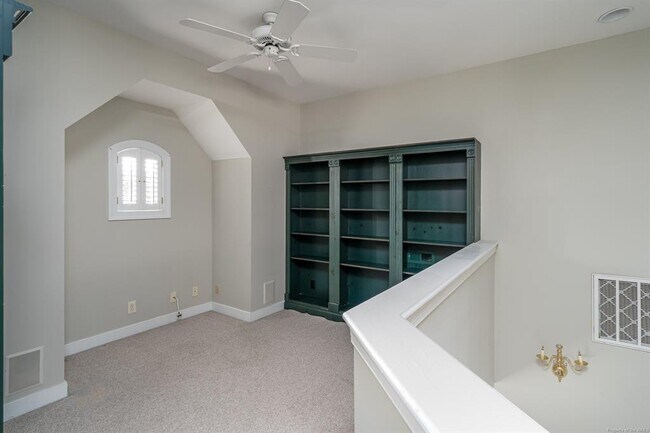 Building Photo - 421 Suri Dr