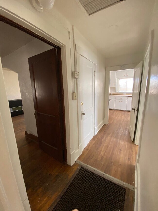 Building Photo - Spacious 3-Bedroom