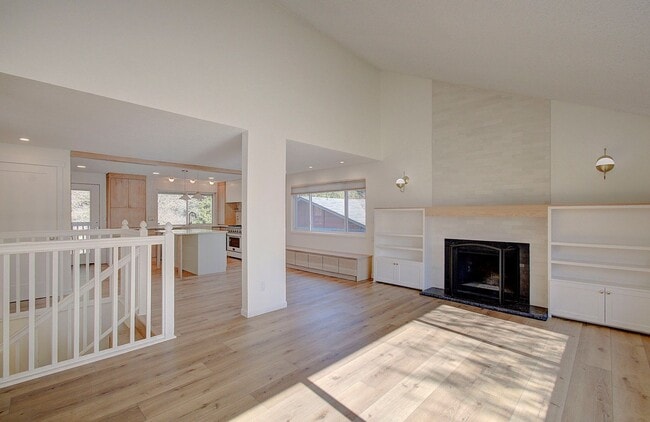 Building Photo - Spacious 4bd 2.5ba Home - Avail. Now!