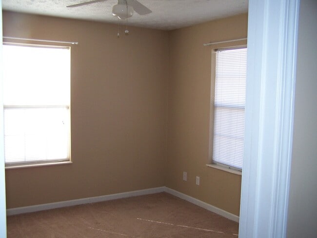 Building Photo - 2 bed, 2 bath, 1 car garage ranch style townhouse in Halls/Fountain City area