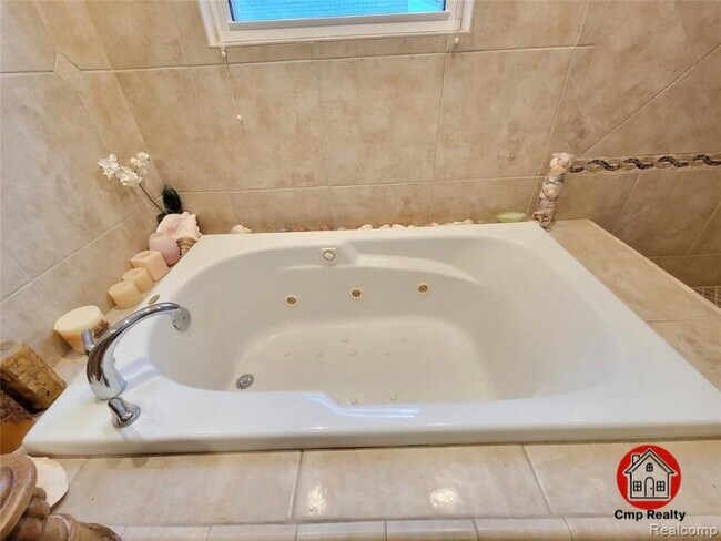 Building Photo - 18311 Norwich Rd