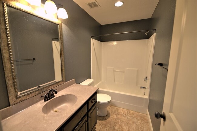 Building Photo - Charming Split Level in Ozark!
