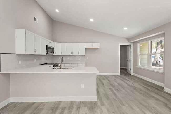 Building Photo - Modern Comfort Meets Suburban Convenience ...