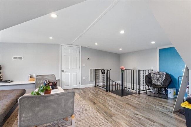 Building Photo - 4 James St