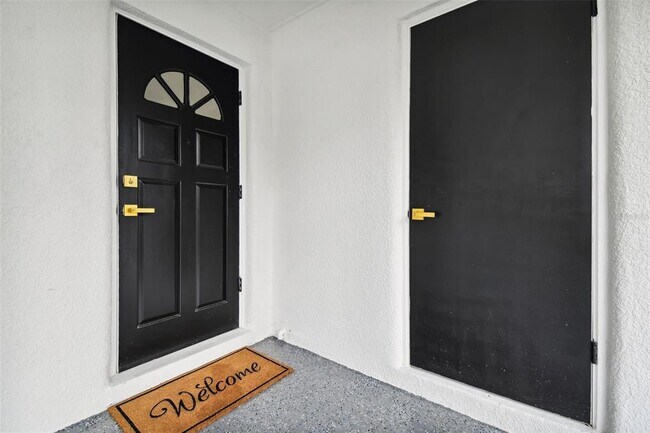 Building Photo - 4910 N Darby Ave