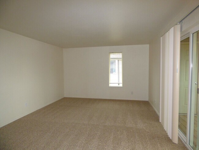 Building Photo - Rent Special: FREE June's Rent - 2 Bedroom 1 Bath Unit NE Salem!