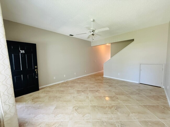 Building Photo - Townhome in Palm Harbor