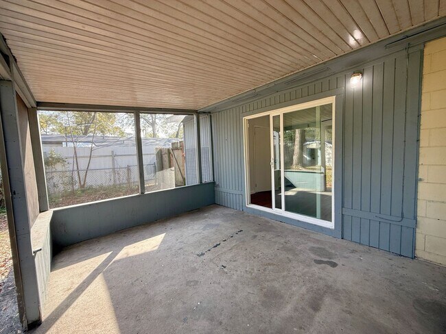 Building Photo - *Move-In Special!* - Sweet 3/1 Ranch Style Home in Arlington