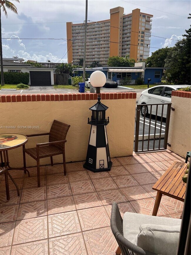 Building Photo - 400 N Riverside Dr