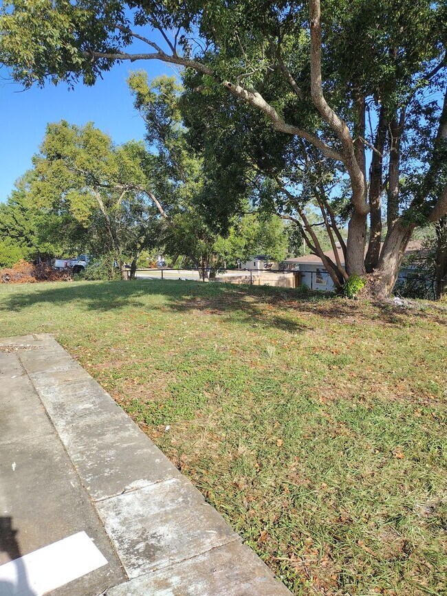 Building Photo - 3 bed 2 bath with bonus room