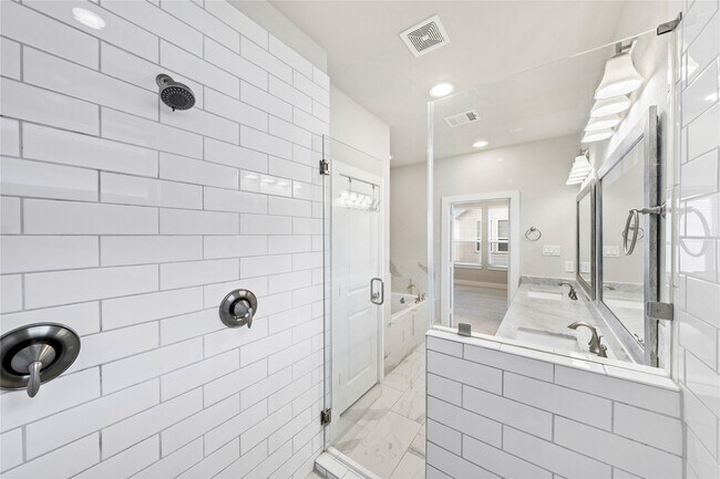 Building Photo - 420 W 28th St