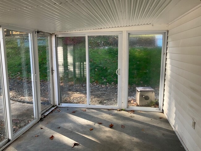 Building Photo - Spacious 3bed 3 bath Split-Level in Bethel...