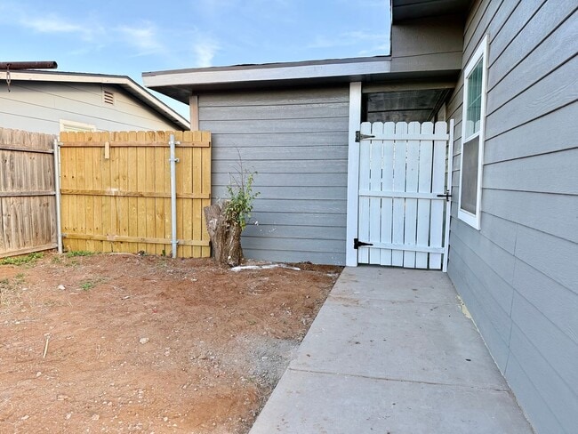 Building Photo - House For Rent