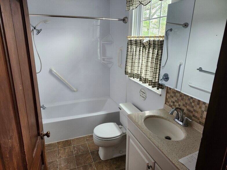 2nd floor bathroom - 1073 Highview Dr
