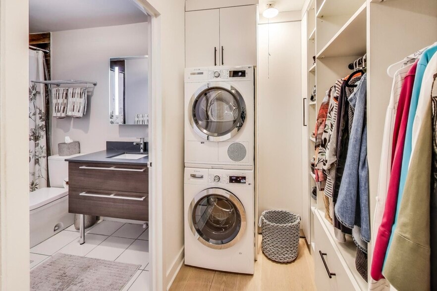 Building Photo - 110 E Delaware Pl