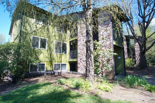 Building Photo - 2 Bdr in Multnomah Village w/ Hardwoods, DW + Parking!
