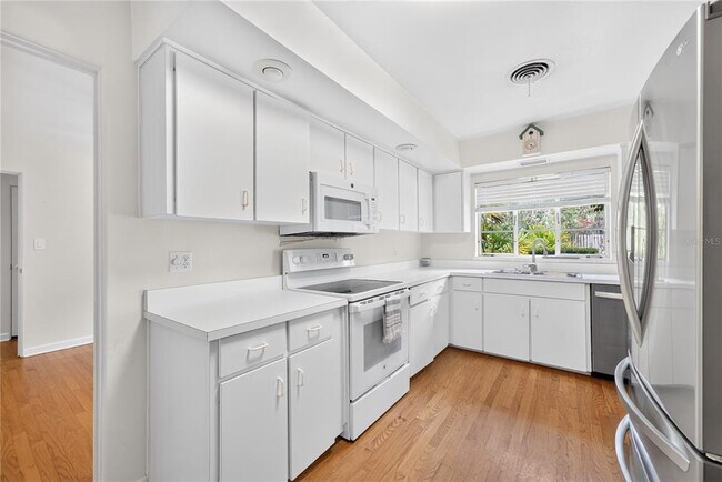 Building Photo - 2406 Shoreham Rd