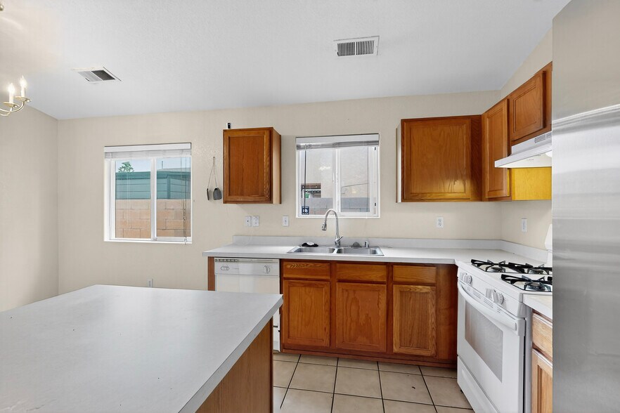 Building Photo - 9000 Violet Orchid Trl SW