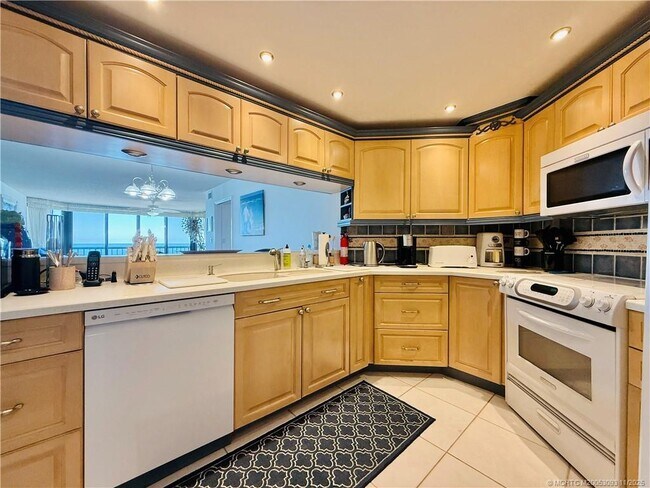 Building Photo - 9500 S Ocean Dr