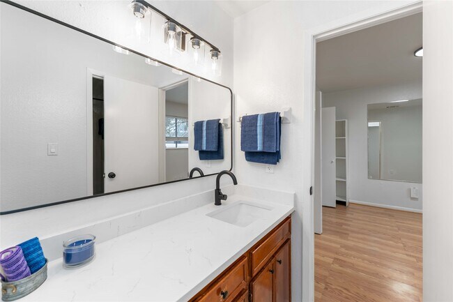 Building Photo - 13911 Hollowgreen Dr