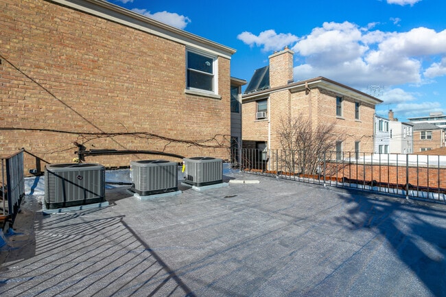 Building Photo - 5843 N Cicero Ave