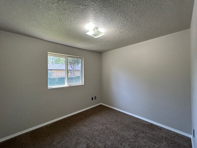 Building Photo - Remodeled 3 Bedroom / 1 Bathroom House on ...