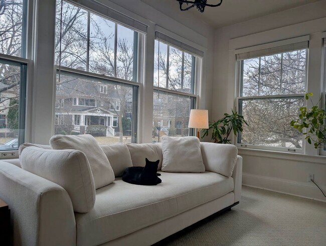 Building Photo - Stunning 3 bedroom main floor unit in prime Saint Paul location.