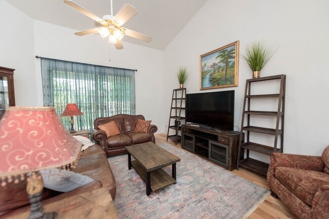 Building Photo - Beautiful Home in Satellite Beach including Lawncare and Community Pool