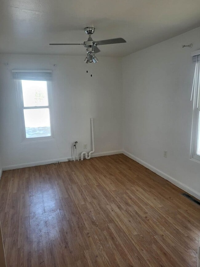 Building Photo - Country Living Close to Town!