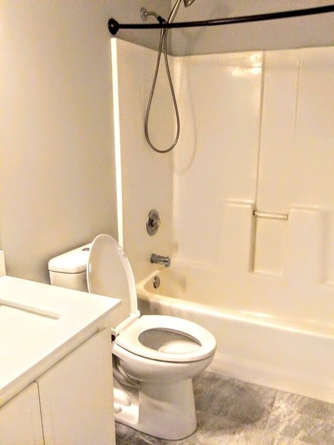 Building Photo - 10 Chamois Ct