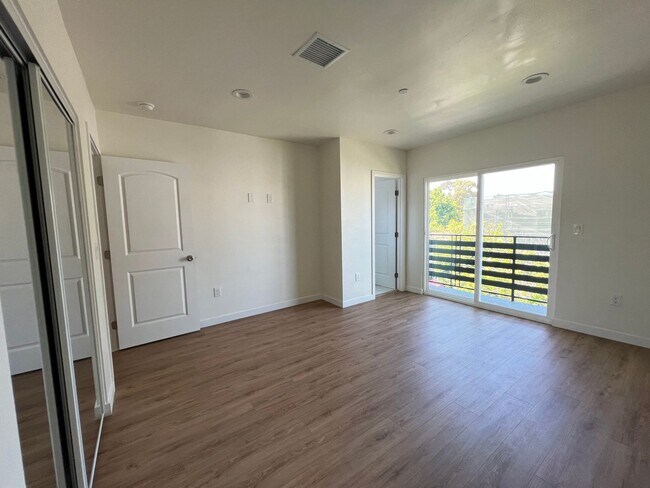 Building Photo - 2416 Carmona Ave