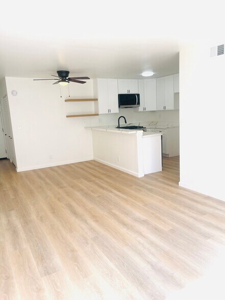 Building Photo - 518 Oak St