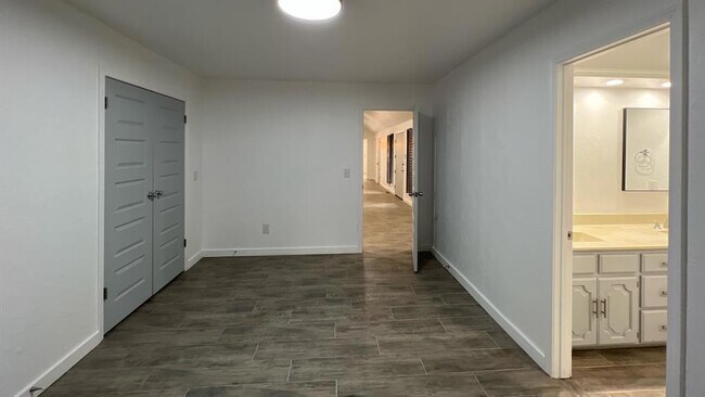 Building Photo - 12510 Maple Ridge Rd