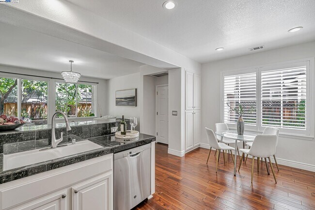 Building Photo - 260 Abigail Cir