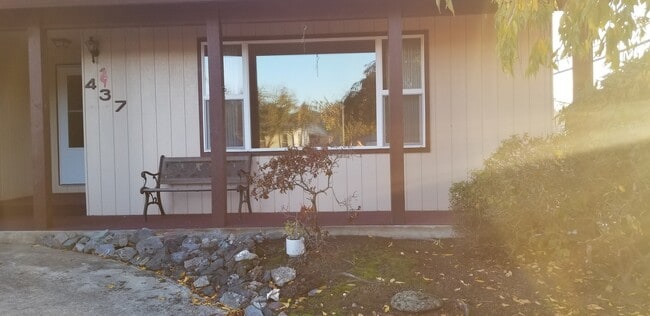 Building Photo - 3 bedroom, 2 bathroom home in well established neighborhood.