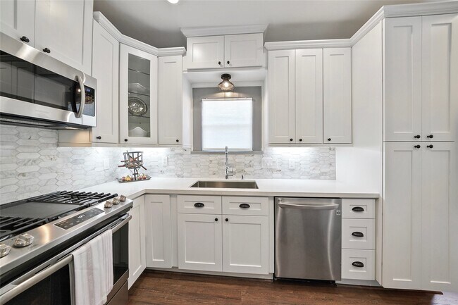 Building Photo - 325 N Sidney St