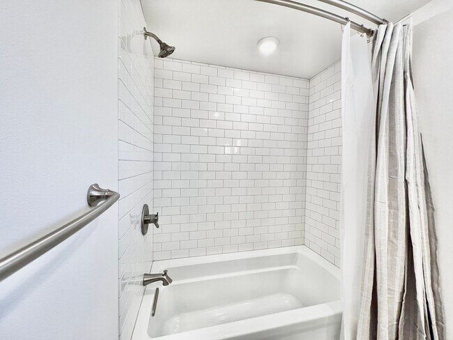 Building Photo - Newly Renovated 3 bed 2 bath With Huge Bac...