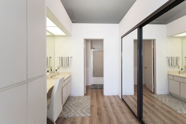 Building Photo - 505 S Farrell Dr