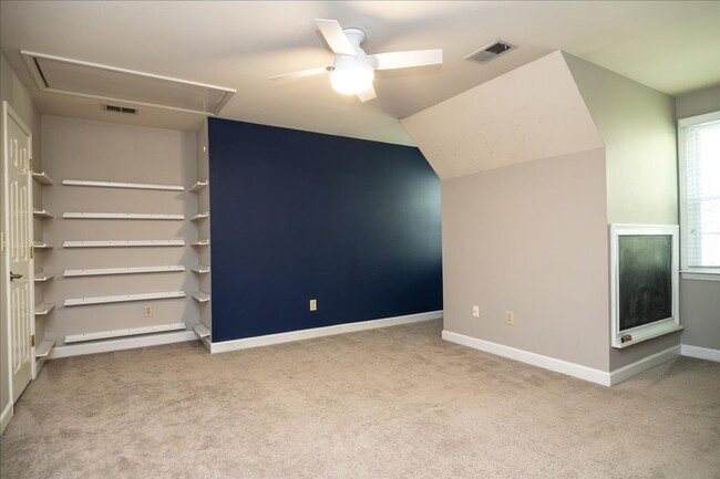 Building Photo - Spacious 4/3.5 in Highly Sought-After Buck...