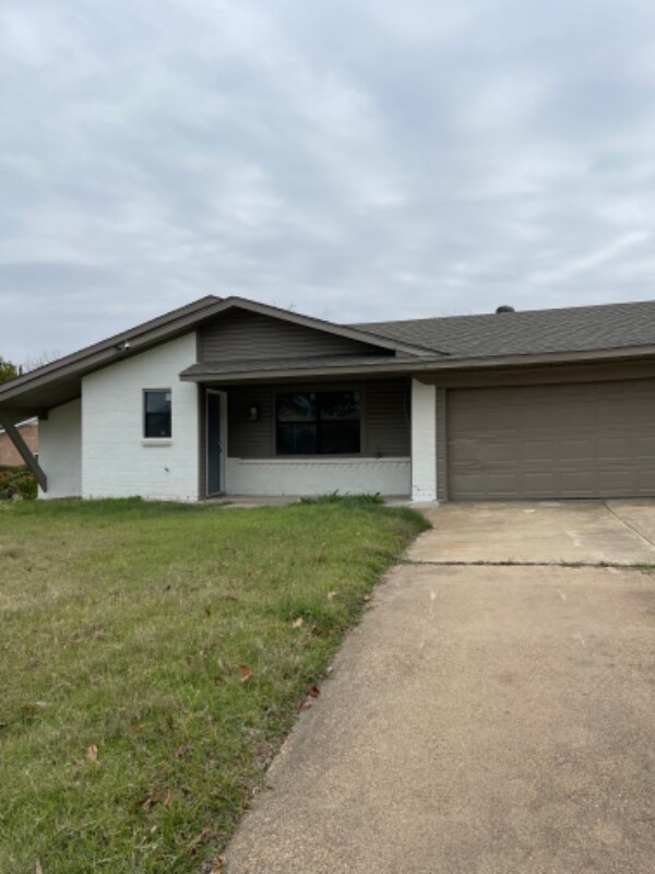 Building Photo - 1626 Solitude Dr