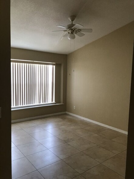 Building Photo - 650 Captiva Cir