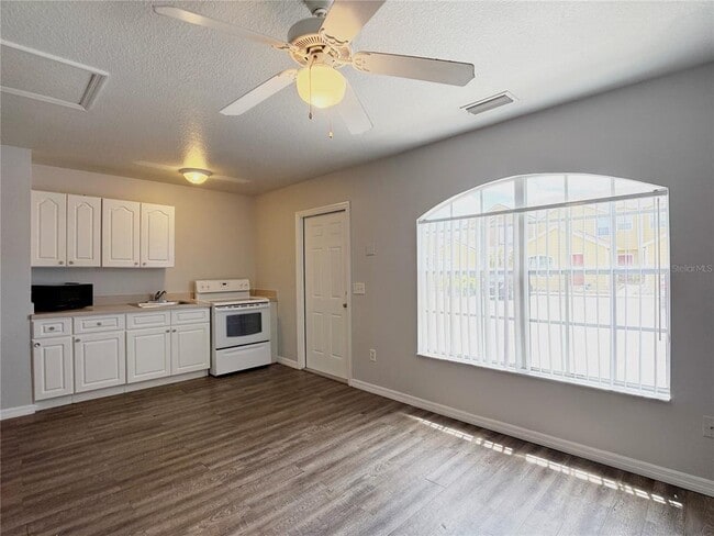 Building Photo - 621 Washington Palm Loop